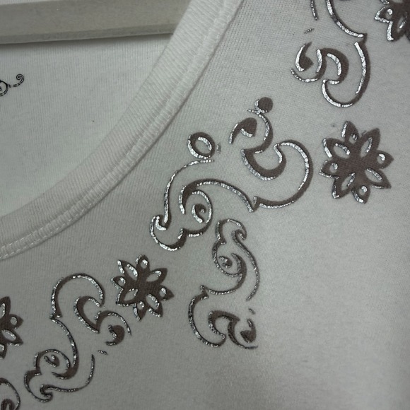 Tommy Hilfiger Womens T-Shirt White Silver Embellished Floral Trim Artsy Size 3X - Picture 3 of 12